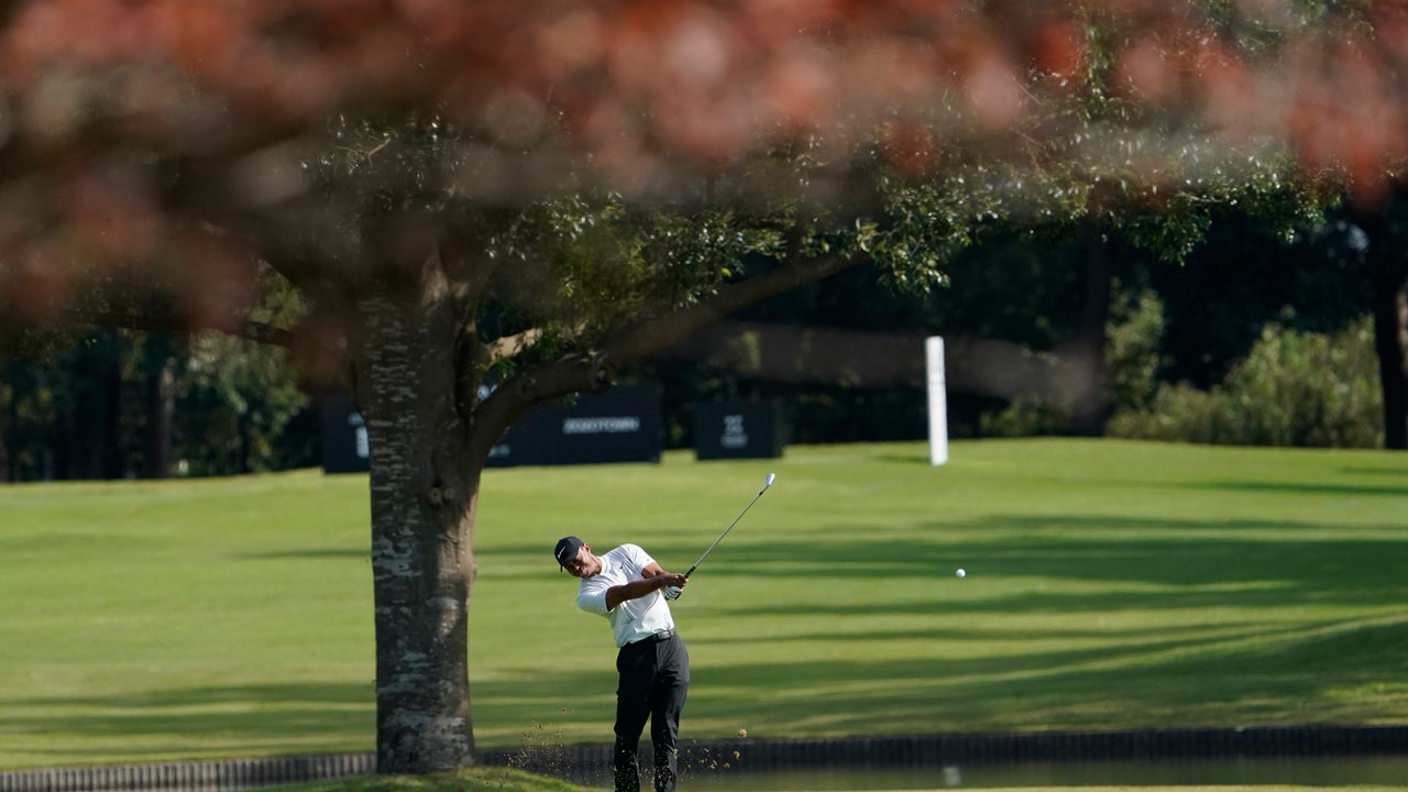 Woods shoots 64 to take 2-stroke lead at Zozo Championship